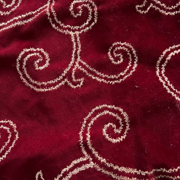 Gorgeous Chestnut Lane Plush Reversible Tree Skirt - Picture 5 of 6